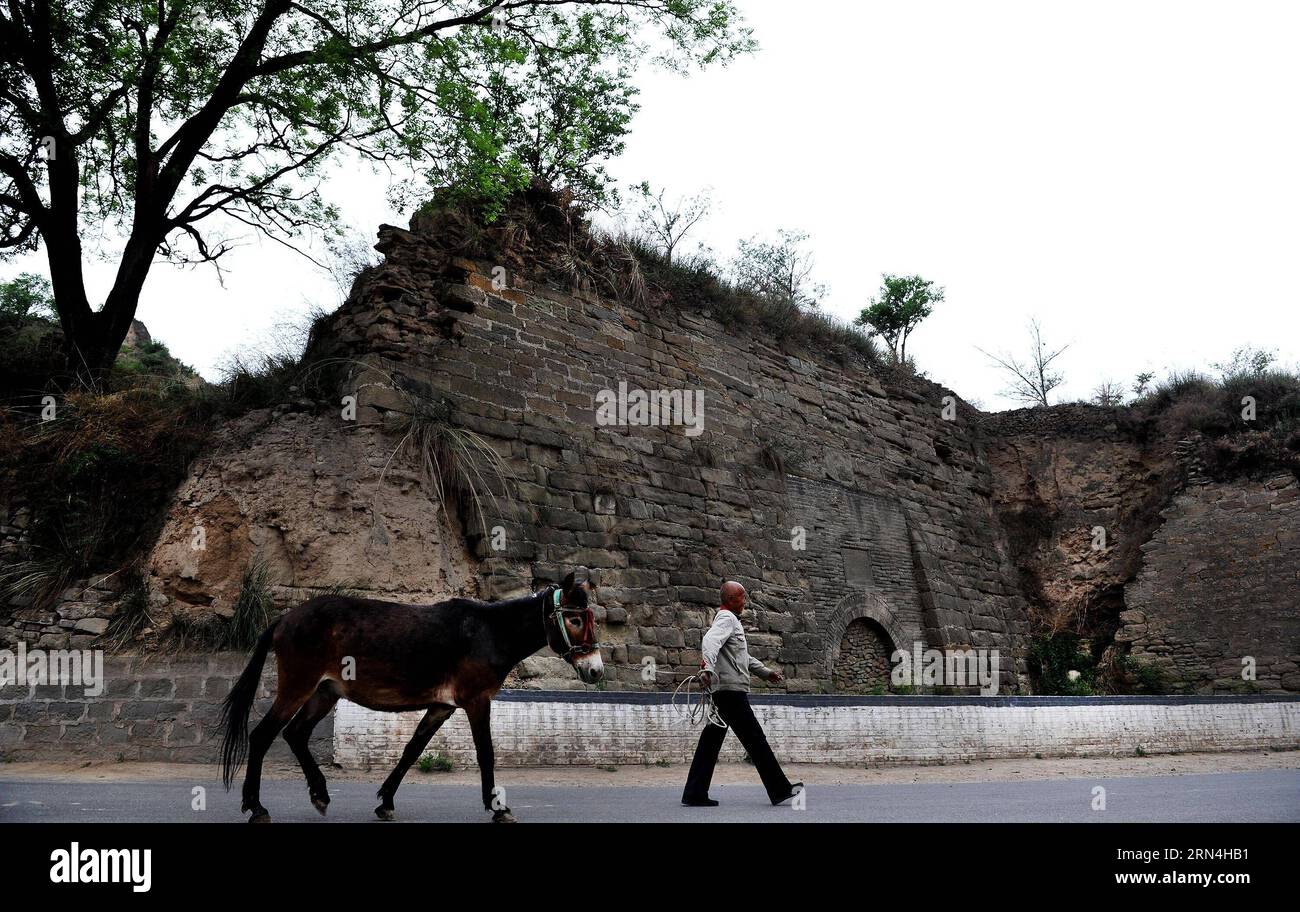 ZICHANG, 20 maggio 2015 -- Un residente cammina oltre il sito della porta occidentale della città di Anding della contea di Zichang, provincia dello Shaanxi della Cina nord-occidentale, 20 maggio 2015. La città di Anding, risalente a 1.600 anni fa, ha le grotte del monte Zhongshan ben conservate e altre architetture dei tempi antichi. (wf) ) (wf) CHINA-SHAANXI-ANDING ANCIENT TOWN (CN) TaoxMing PUBLICATIONxNOTxINxCHN Zichang 20 maggio 2015 un residente cammina oltre il sito della porta OCCIDENTALE di Anding Town della contea di Zichang nella provincia dello Shaanxi della Cina nord-occidentale 20 maggio 2015 la città vecchia di Anding di 1 600 anni ha ben conservato le Grotte del monte Zhong Shan e altro Foto Stock