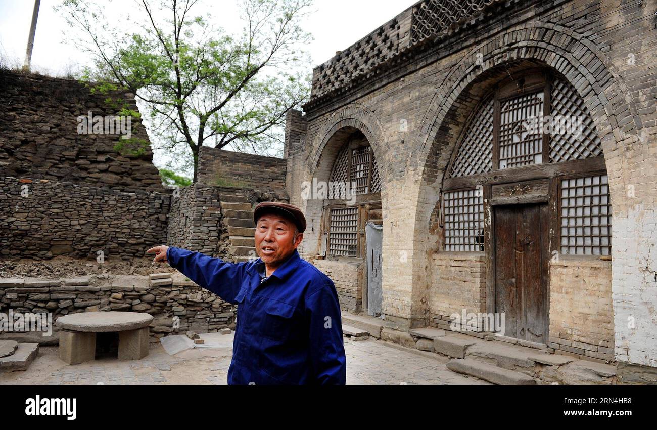 ZICHANG, 20 maggio 2015 - il residente Guo Zhiying parla del suo vecchio hosue nella città di Anding della contea di Zichang, provincia dello Shaanxi della Cina nord-occidentale, 20 maggio 2015. La città di Anding, risalente a 1.600 anni fa, ha le grotte del monte Zhongshan ben conservate e altre architetture dei tempi antichi. (wf) CHINA-SHAANXI-ANDING ANCIENT TOWN (CN) TaoxMing PUBLICATIONxNOTxINxCHN Zichang 20 maggio 2015 Resident Guo Zhiying parla della sua vecchia Hosue nella città di Anding della contea di Zichang nella provincia dello Shaanxi della Cina nord-occidentale 20 maggio 2015 la città vecchia di Anding di 1 600 anni ha ben conservato le Grotte del monte Zhong Shan e altri architec Foto Stock