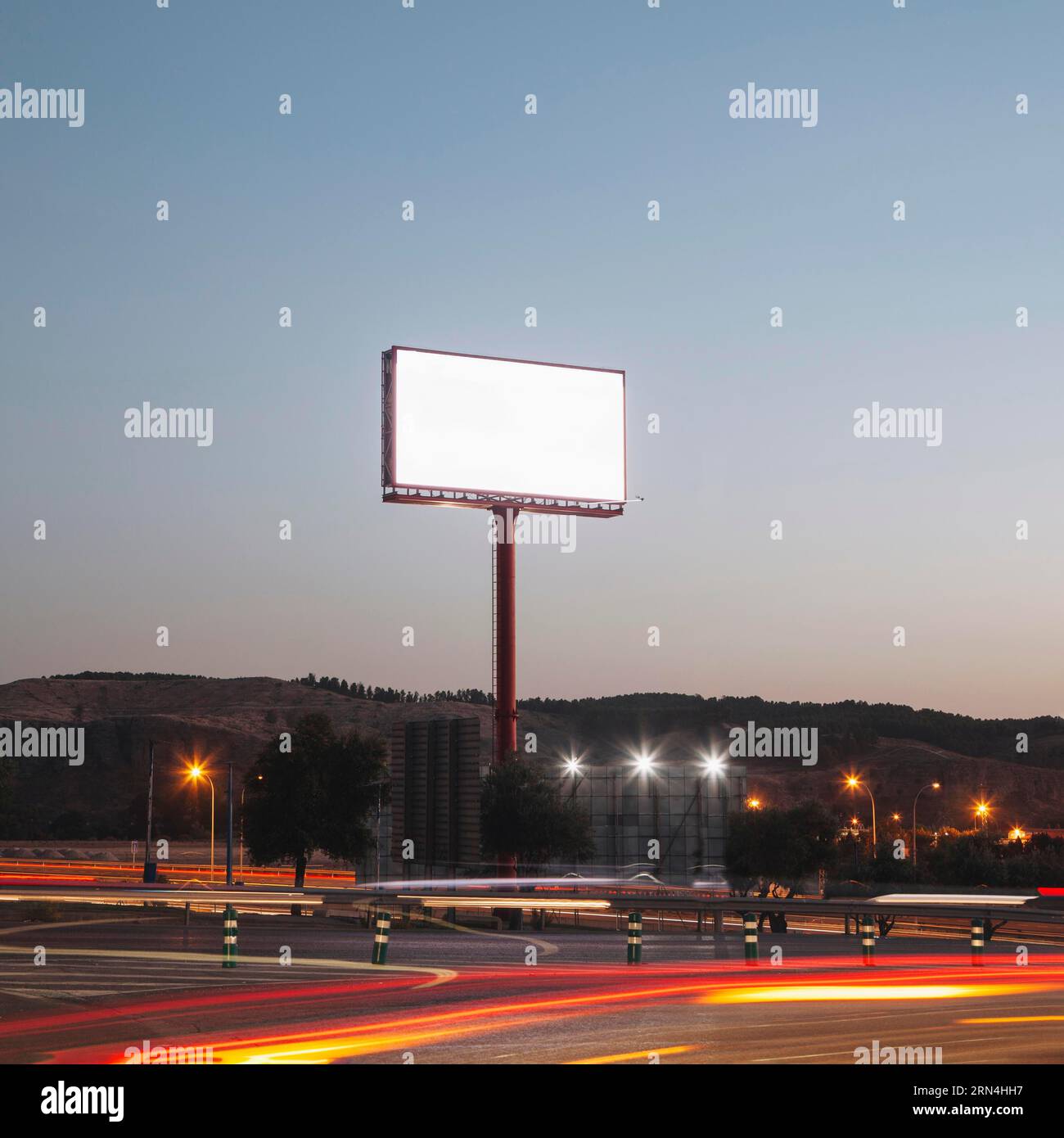 Cartelloni pubblicitari vuoti illuminati durante la notte dell'autostrada Foto Stock