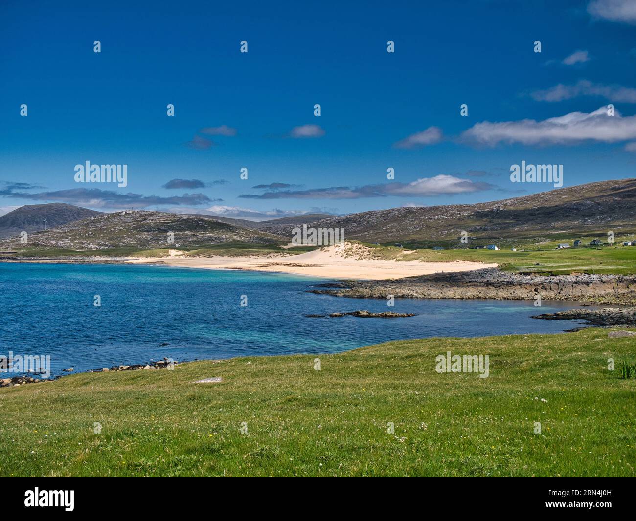 Le sabbie bianche e le acque turchesi dell'incontaminata baia di Luskentyre nelle Ebridi esterne. In una giornata di sole d'estate. Foto Stock
