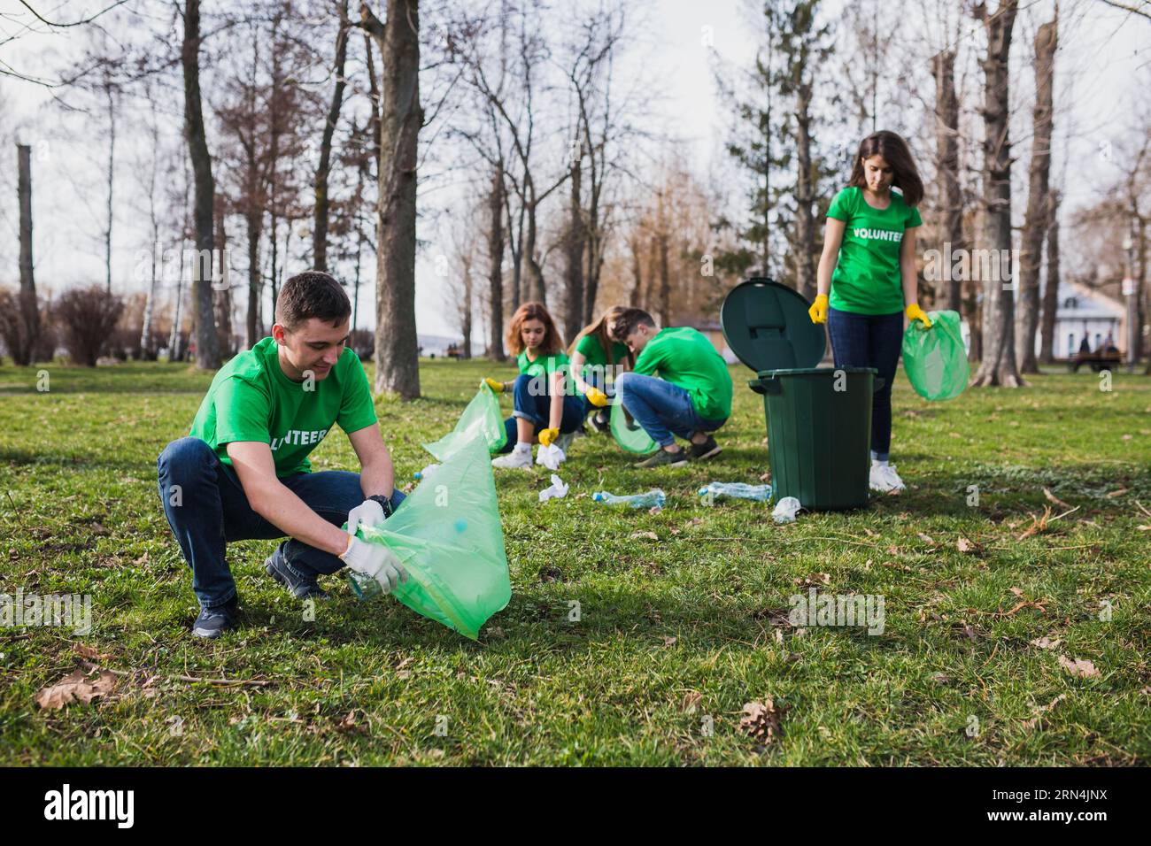 Gruppo di volontari che raccolgono spazzatura Foto Stock