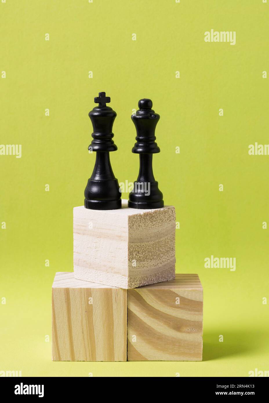 Pezzi di re regina scacchi cubi di legno della stessa altezza Foto Stock