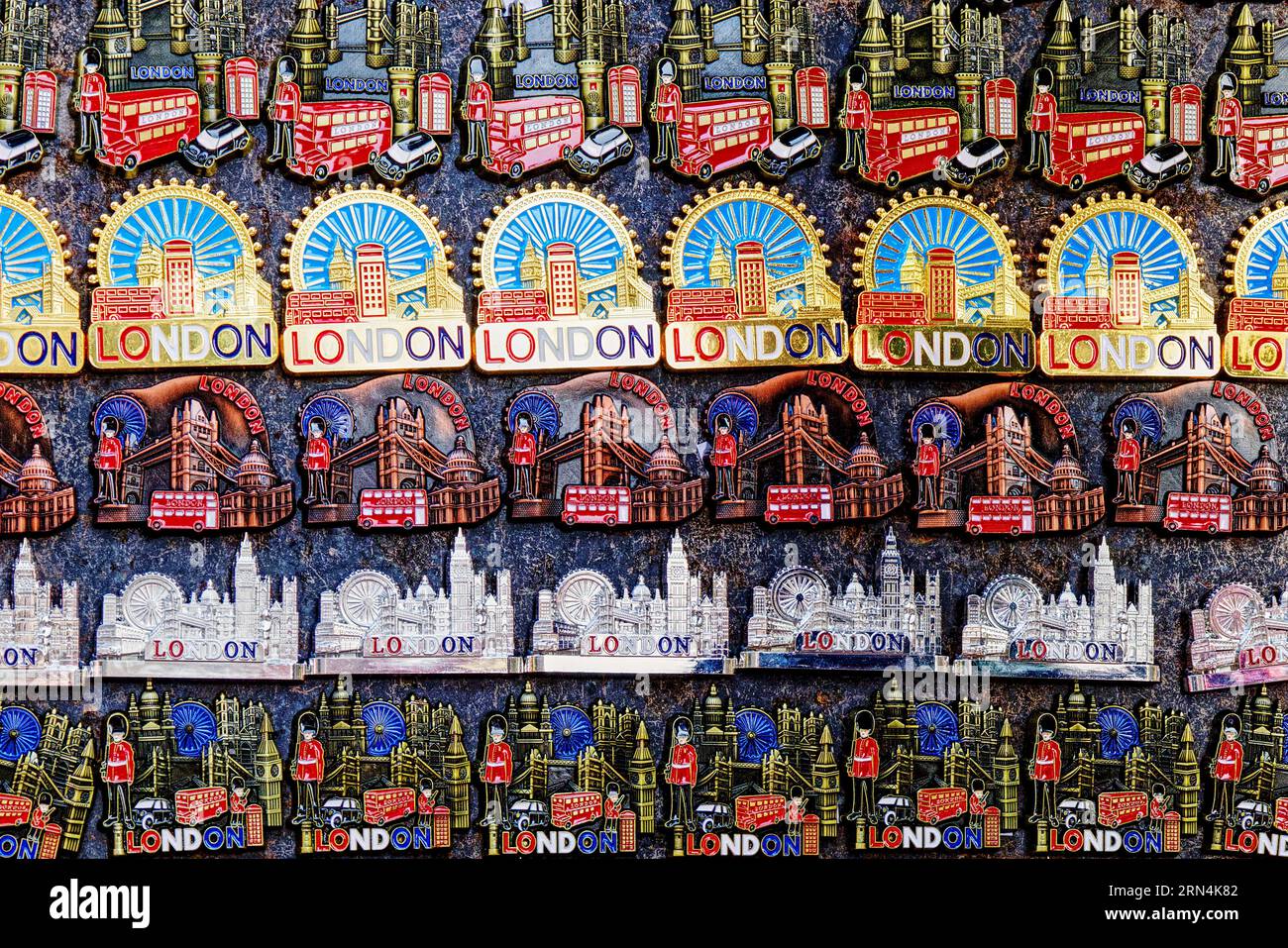 Westminster, Londra, Inghilterra, Regno Unito - modello ripetuto di magneti da frigo souvenir in vendita presso la bancarella turistica sul Westminster Bridge Foto Stock