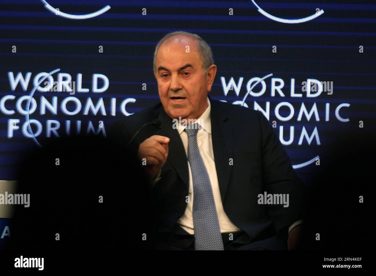 WIRTSCHAFT Weltwirtschaftsforum in Shuneh 150523 -- MAR MORTO, 23 maggio 2015 -- il Vicepresidente iracheno Iyad Allawi partecipa alla sessione di Addressing Violent Extremism del World Economic Forum WEF on the Middle East and North Africa 2015, nella località del Mar morto di Shuneh, a ovest della capitale giordana di Amman, il 23 maggio 2015. GIORDANIA-MAR MORTO-WEF MohammadxAbuxGhosh PUBLICATIONxNOTxINxCHN Foto Stock