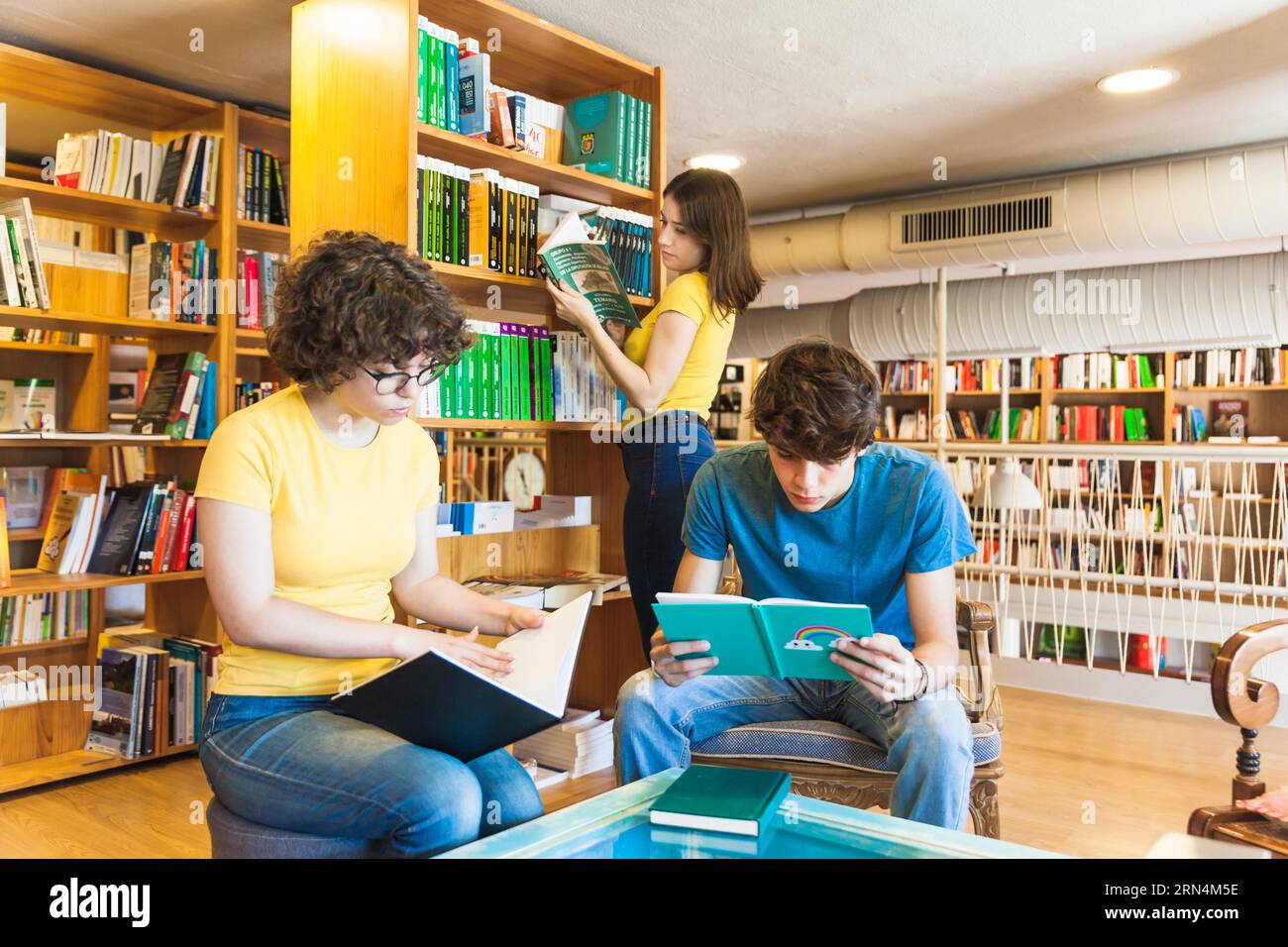 Adolescenti che passano il tempo in biblioteca Foto Stock