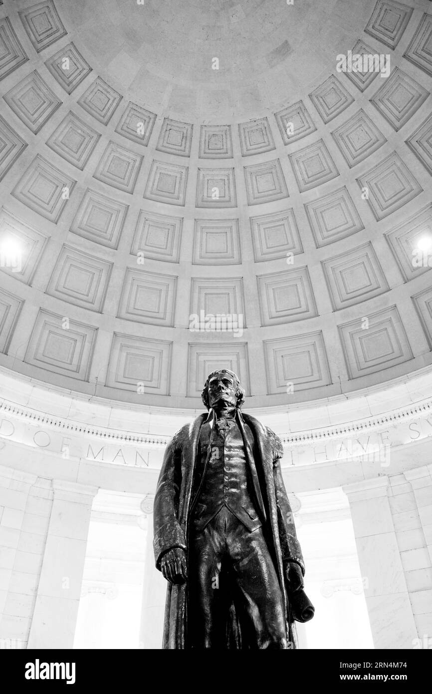 Thomas Jefferson, Jefferson Memorial, Washington, D.C. Fotografia in bianco e nero che guarda la statua e il tetto della rotonda. Foto Stock