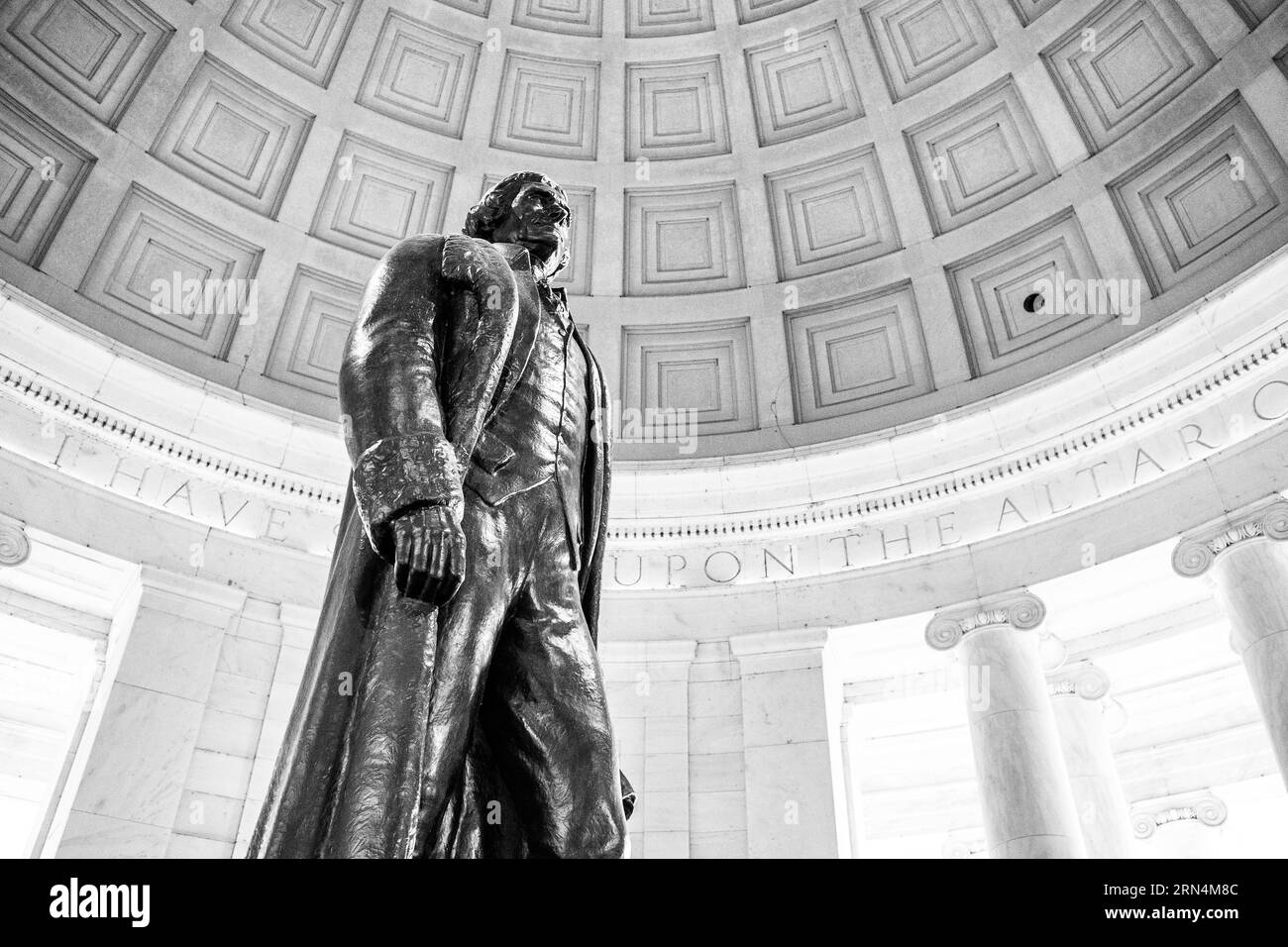 Thomas Jefferson, Jefferson Memorial, Washington, D.C. Fotografia in bianco e nero che guarda la statua e il soffitto rotunda. Foto Stock