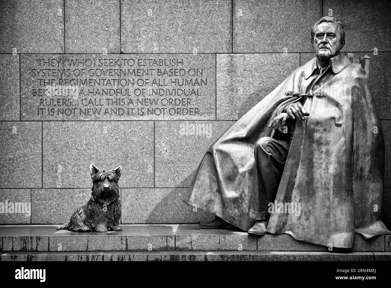 Statua FDR e Fala, FDR Memorial, Washington DC. Fotografia in bianco e nero che mostra la scultura in bronzo del presidente e del suo cane, con un muro inciso sullo sfondo. Foto Stock
