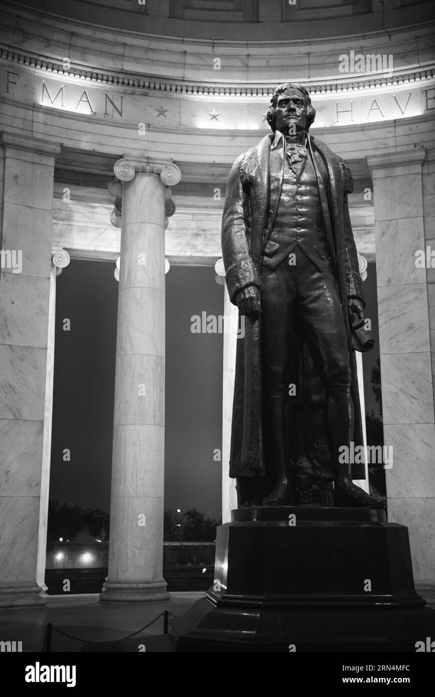 Jefferson Memorial, Tidal Basin, Washington, D.C. la fotografia in bianco e nero mostra la statua in bronzo incorniciata da colonne neoclassiche. Foto Stock