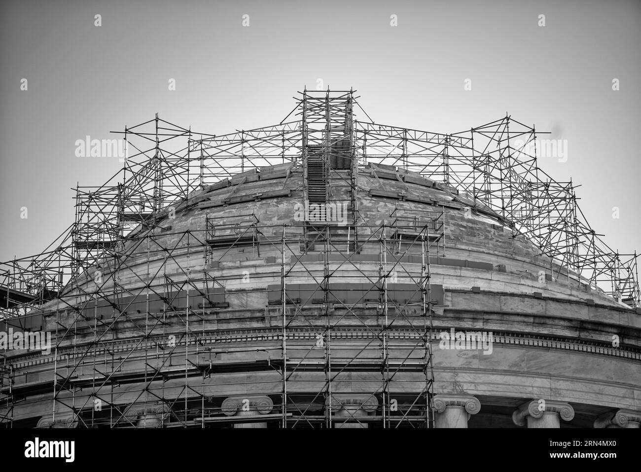 Jefferson Memorial in costruzione, Tidal Basin, Washington, D.C. Fotografia in bianco e nero che mostra impalcature che coprono la cupola del monumento neoclassico. Foto Stock