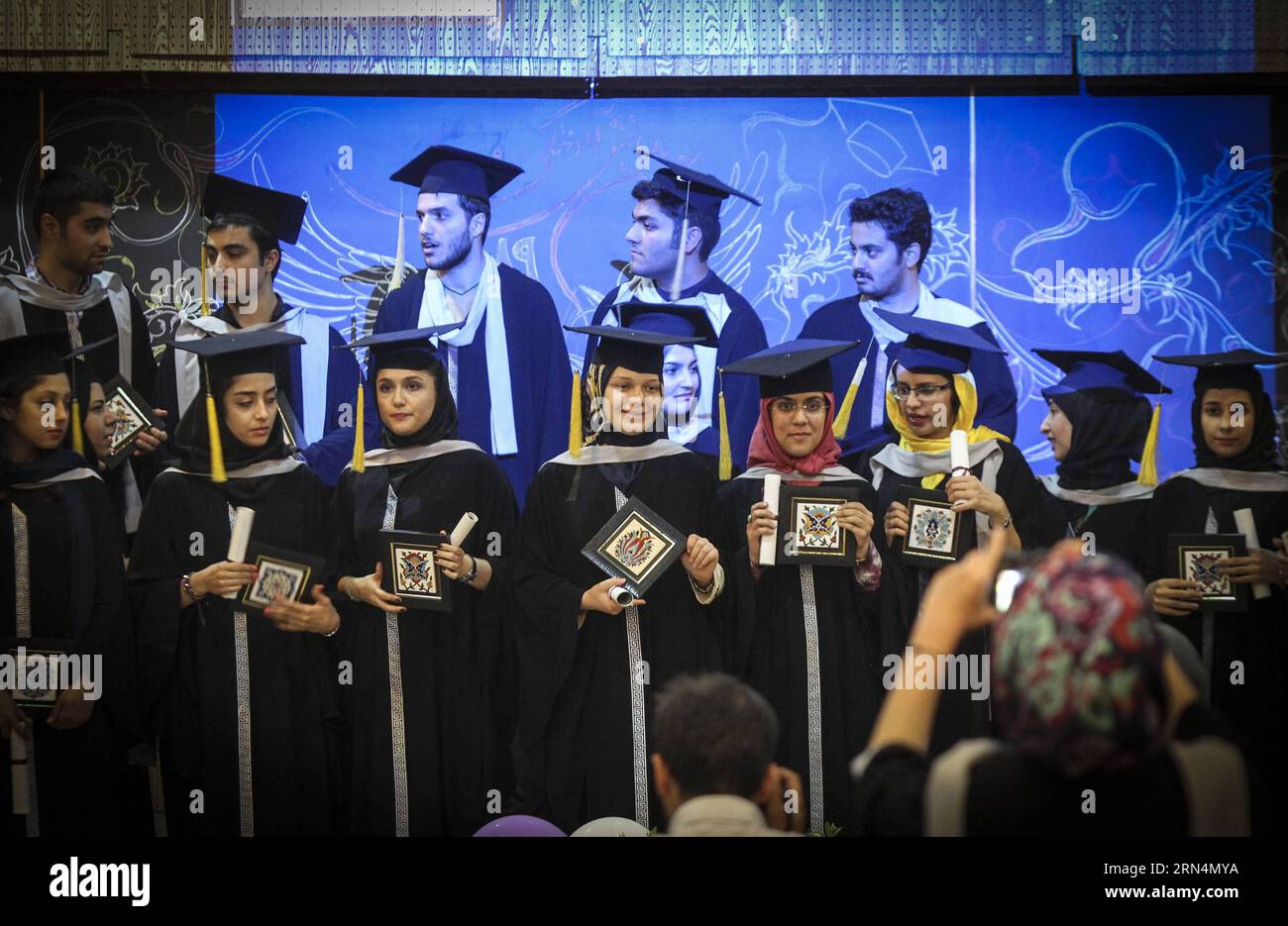 (150525) -- TEHERAN, 24 maggio 2015 -- studenti iraniani partecipano alla cerimonia di laurea presso l'Università di Teheran a Teheran, Iran, 24 maggio 2015. ) (Dzl) IRAN-TEHERAN-UNIVERSITY-GRADUATION CEREMONY AhmadxHalabisaz PUBLICATIONxNOTxINxCHN 150525 TEHERAN 24 maggio 2015 studenti iraniani partecipano alla cerimonia di laurea PRESSO l'Università di TEHERAN a TEHERAN Iran 24 maggio 2015 dzl Iran TEHERAN University Graduation Ceremony AhmadxHalabisaz PUBLICATIONxNOTxINCHN Foto Stock