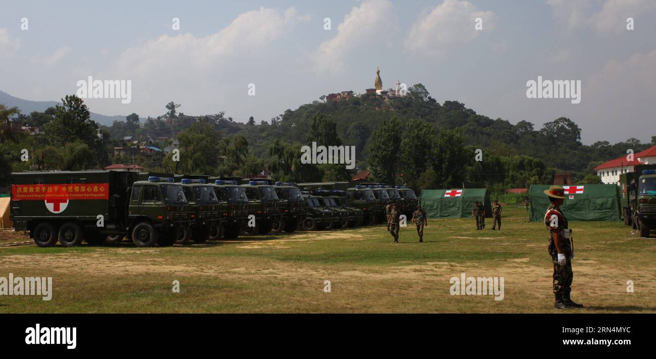 (150525) -- KATHMANDU, 25 maggio 2015 -- camion e ospedali da campo mobili sono visti durante la cerimonia di consegna a Kathmandu, Nepal, 25 maggio 2015. La Cina ha sostenuto il Nepal due ospedali da campo mobili e alcune altre assistenze militari dopo il terremoto. ) NEPAL-KATHMANDU-EARTHQUAKE-CHINESE MOBILE FIELD HOSPITAL-HANDOVER SunilxSharma PUBLICATIONxNOTxINxCHN 150525 Kathmandu maggio 25 2015 Trucks and Mobile Field Hospitals are Lakes durante la cerimonia di consegna a Kathmandu Nepal maggio 25 2015 la Cina ha sostenuto il Nepal due ospedali da campo mobili e qualche altra assistenza militare dopo il terremoto NEP Foto Stock