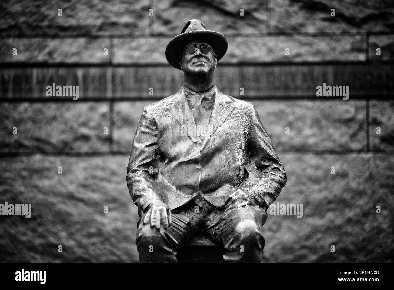 Statua della Repubblica Federale tedesca, FDR Memorial, Washington DC. La fotografia in bianco e nero mostra la statua seduta con un cappello e una tuta di fronte a un muro di pietra. Foto Stock