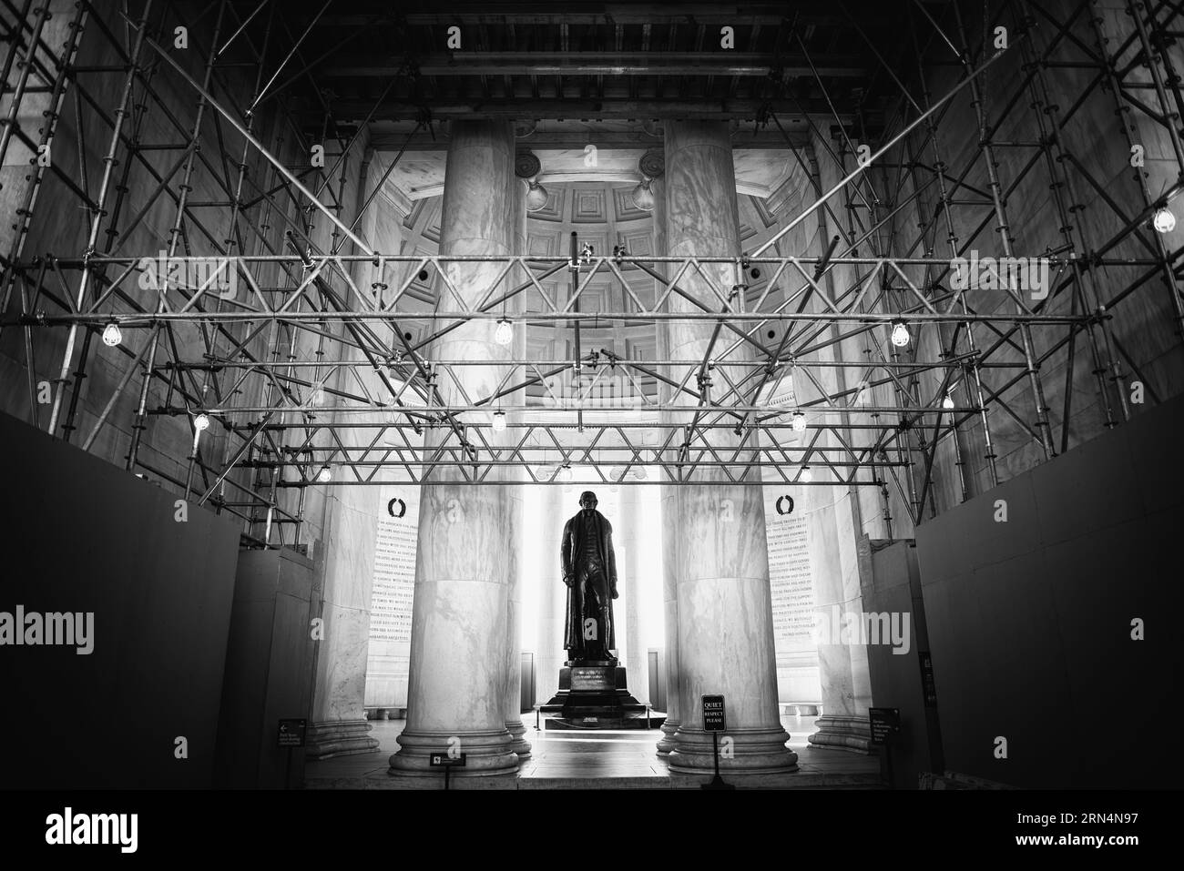 WASHINGTON DC, Stati Uniti - Una fotografia in bianco e nero del Jefferson Memorial. Il Jefferson Memorial è un omaggio iconico al terzo presidente degli Stati Uniti, Thomas Jefferson. Affacciato sul bacino di Tidal, questo monumento neoclassico testimonia il contributo di Jefferson ai principi fondanti della nazione. Foto Stock