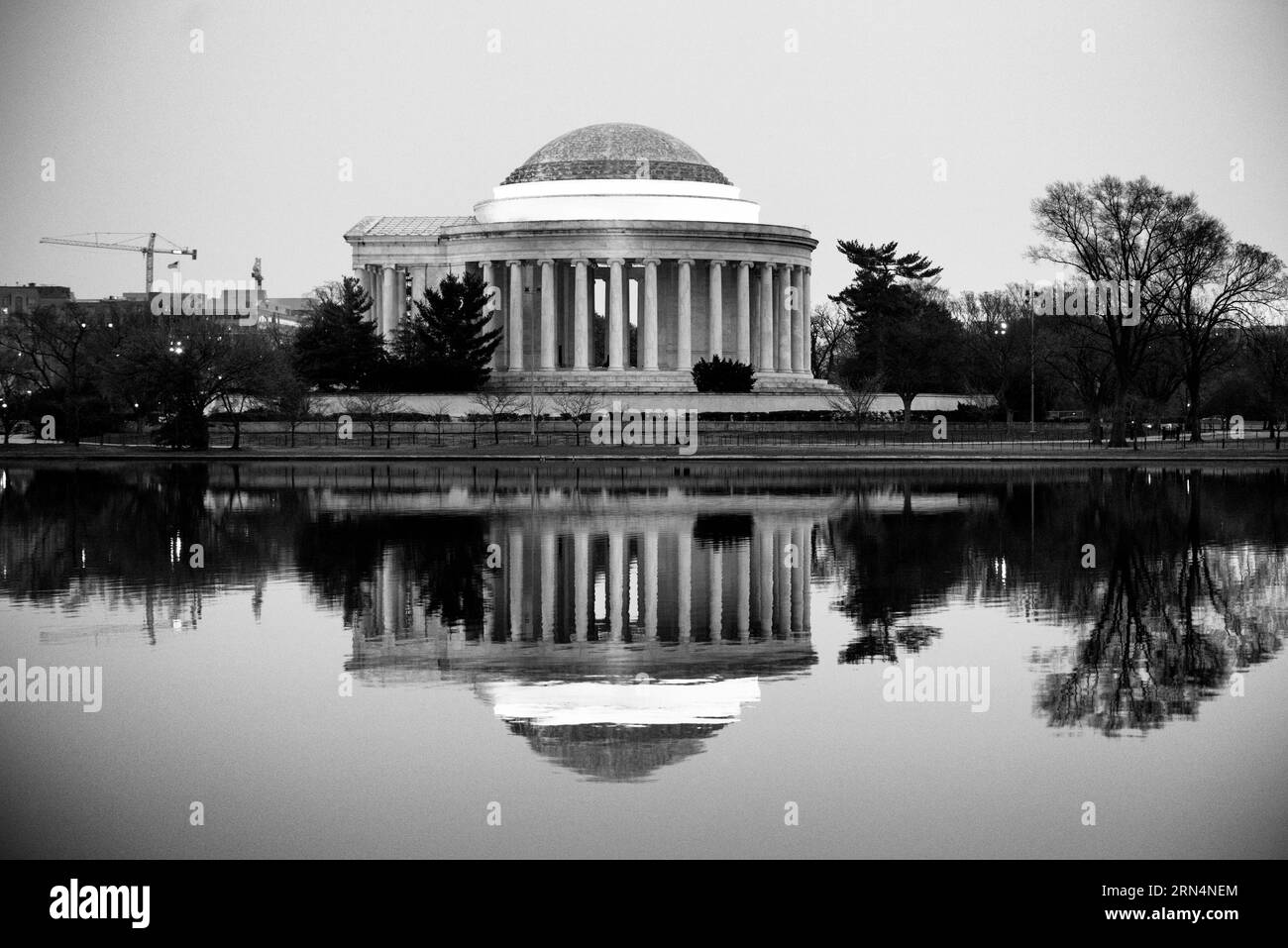 Jefferson Memorial, Washington, D.C. Fotografia in bianco e nero che mostra il monumento riflesso nel bacino delle maree. Foto Stock