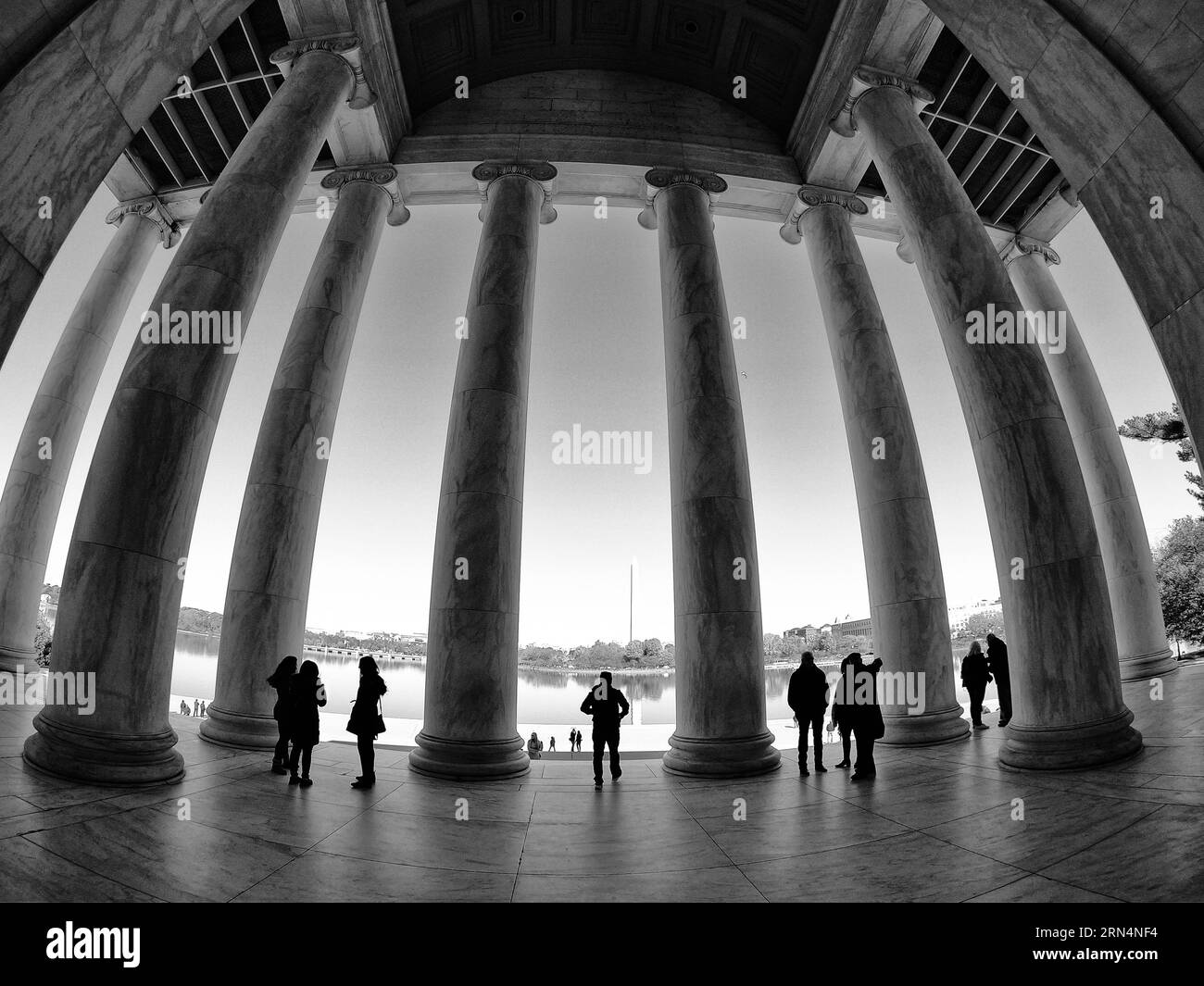 Thomas Jefferson Memorial Columns, Washington, D.C. Fotografia in bianco e nero che mostra le colonne da un angolo basso con il bacino delle maree e il monumento a Washington visibili sullo sfondo. Foto Stock
