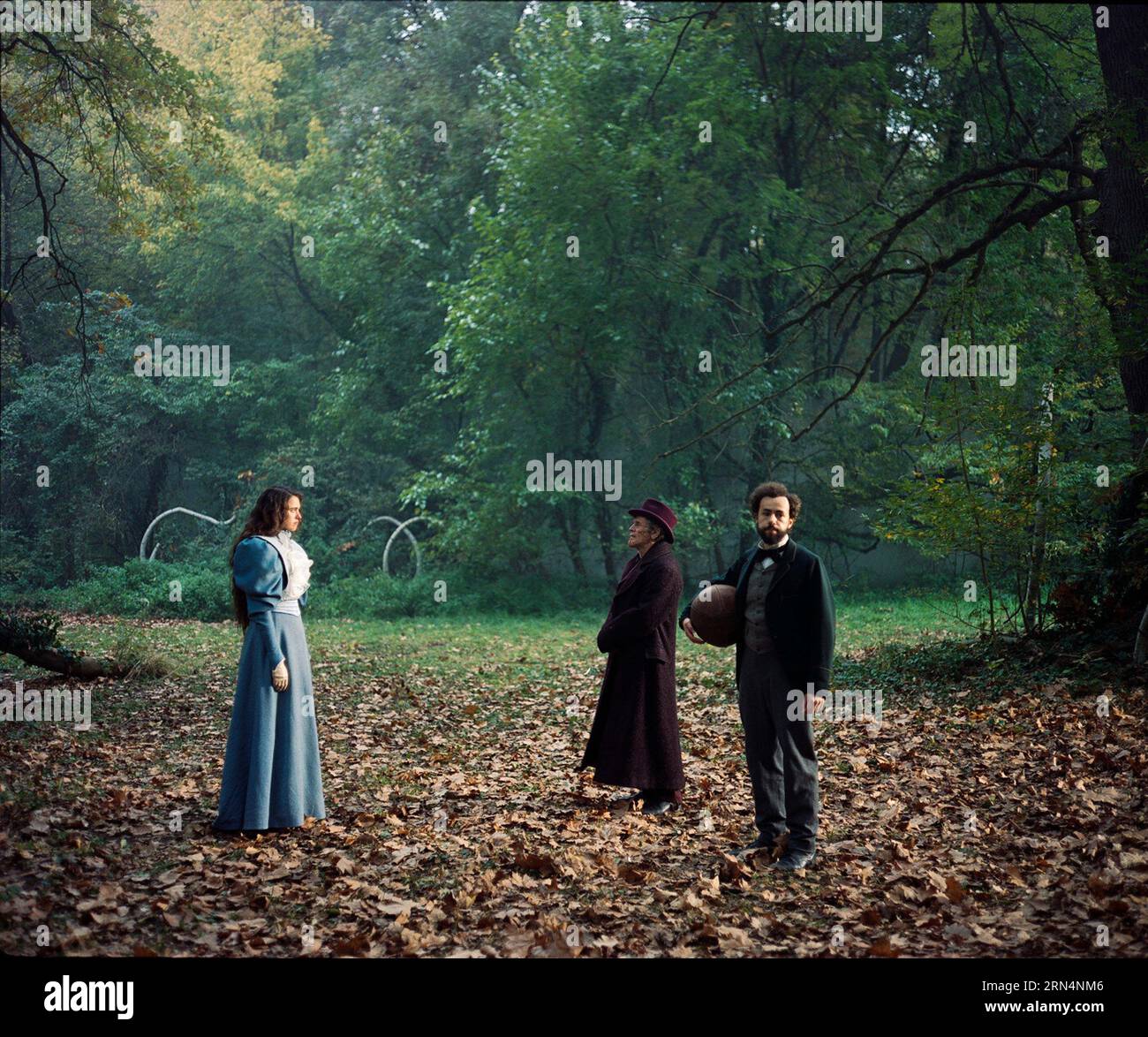 POOR THINGS (2023) MARGARET QUALLEY WILLEM DAFOE RAMY YOUSSEF YORGOS LANTHIMOS (DIR) SEARCHLIGHT PICTURES/MOVIESTORE COLLECTION Foto Stock