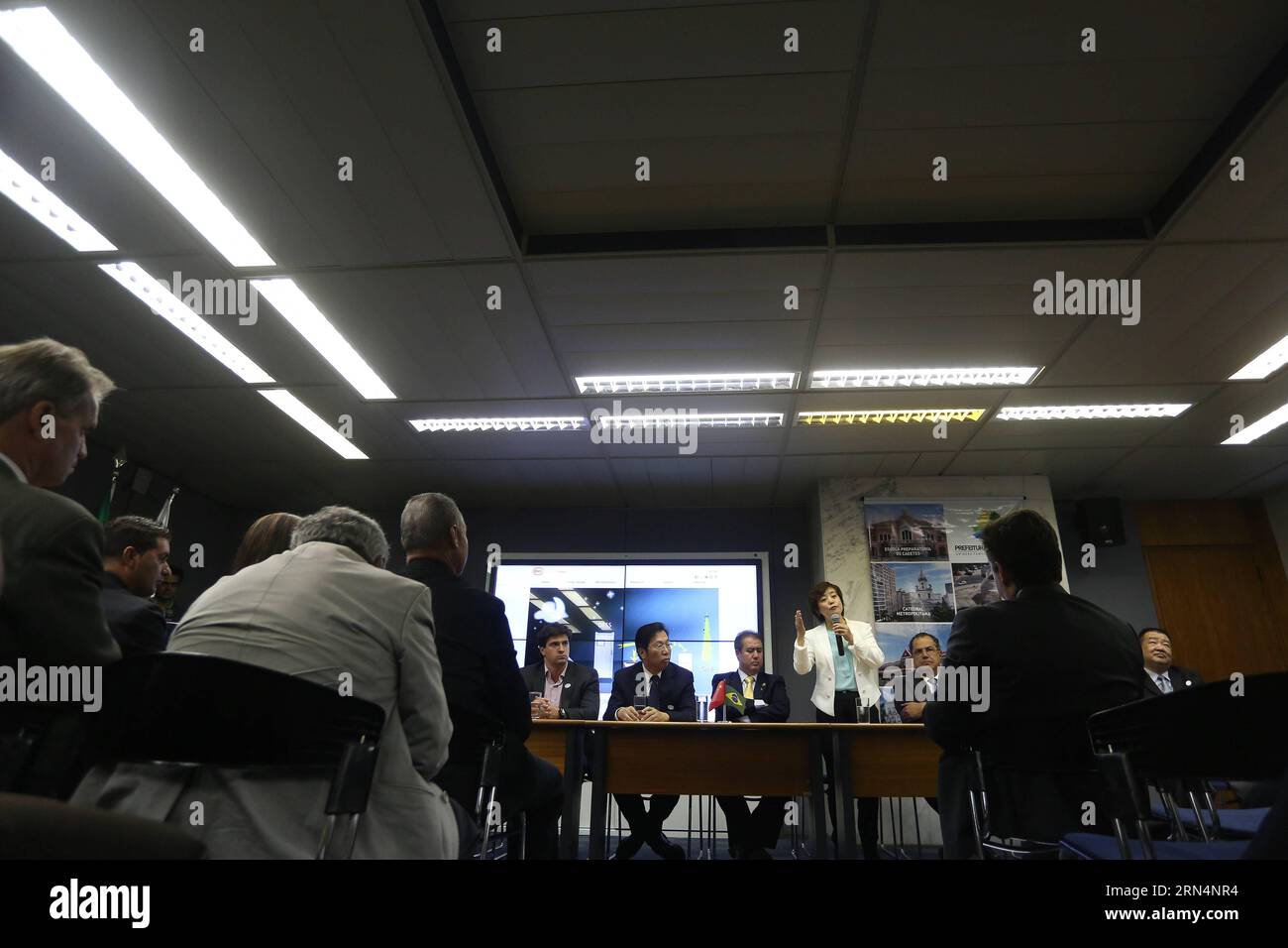 CAMPINAS, 22 maggio 2015 -- immagine scattata il 22 maggio 2015 mostra il vicepresidente della società BYD of China li KE (in piedi) che parla durante una cerimonia nel municipio di Campinas, in cui un investimento di 150 milioni di re brasiliani (circa 50 milioni di dollari) è stato annunciato dalla BYD della Cina per la costruzione di pannelli solari, nella città di Campinas, nello stato di San Paolo, in Brasile. BYD, un produttore cinese di veicoli elettrici e pannelli solari, contribuirà ai Giochi olimpici verdi di Rio de Janeiro il prossimo anno. Il Brasile ha il secondo mercato di autobus più grande al mondo. E crediamo nel potenziale del Brasile per consolidare la sua p Foto Stock