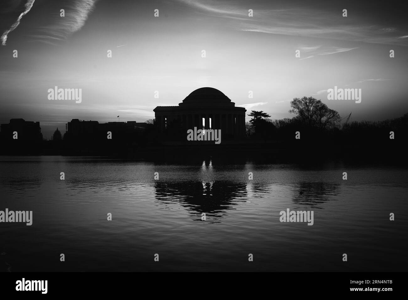 Jefferson Memorial al crepuscolo, Washington, DC Fotografia in bianco e nero che mostra il monumento stagliato contro il cielo, con il suo riflesso visibile nell'acqua. Foto Stock