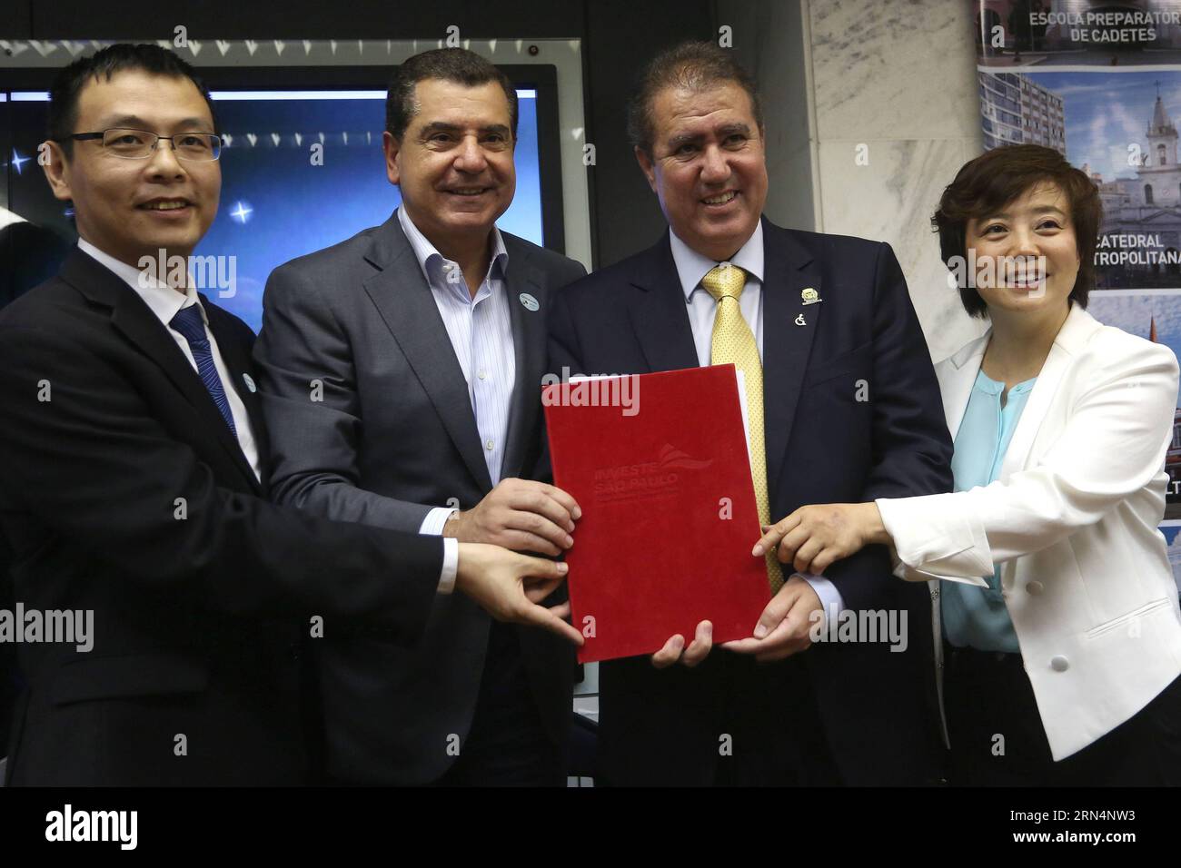 CAMPINAS, 22 maggio 2015 -- (da L a R) immagine scattata il 22 maggio 2015 mostra il presidente della BYD in Brasile li Tie, il presidente di Invest Sao Paulo Juan Quiros, il sindaco di Campinas Jonas Donizette e il vicepresidente della società BYD of China li KE, posare per le foto durante una cerimonia nel municipio di Campinas, in cui un investimento di 150 milioni di re brasiliani (circa 50 milioni di dollari USA) è stato annunciato dalla BYD della Cina per costruire pannelli solari, nella città di Campinas, nello stato di San Paolo, in Brasile. BYD, un produttore cinese di veicoli elettrici e pannelli solari, contribuirà al verde Rio de Janeiro Olympic Foto Stock