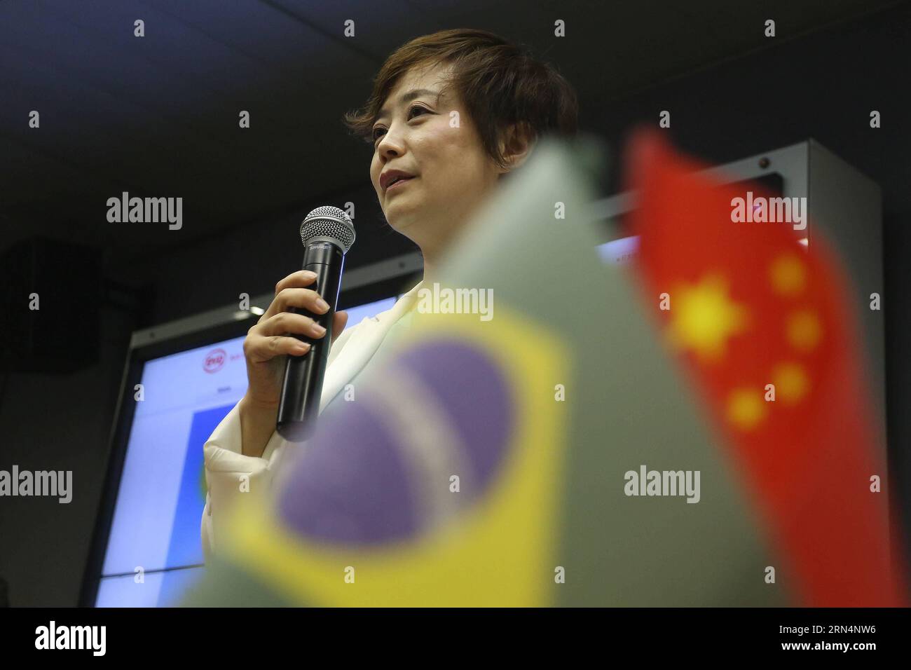 CAMPINAS, 22 maggio 2015 -- immagine scattata il 22 maggio 2015 mostra il Vice Presidente della società BYD of China li KE che parla durante una cerimonia nel municipio di Campinas, in cui un investimento di 150 milioni di re brasiliani (circa 50 milioni di dollari) è stato annunciato dalla BYD della Cina per la costruzione di pannelli solari nella città di Campinas, nello stato di San Paolo, in Brasile. BYD, un produttore cinese di veicoli elettrici e pannelli solari, contribuirà ai Giochi olimpici verdi di Rio de Janeiro il prossimo anno. Il Brasile ha il secondo mercato di autobus più grande al mondo. E crediamo nel potenziale del Brasile per consolidare la sua posizione come o Foto Stock