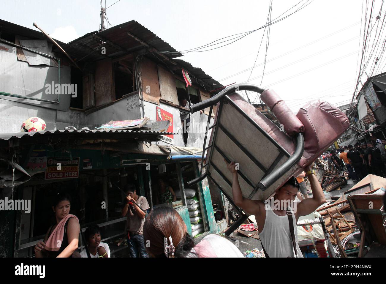 AKTUELLES ZEITGESCHEHEN Philippinen: Ausschreitungen bei Räumung und Abriss eines Armenviertels (150526) -- CITTÀ DI CALOOCAN, 26 maggio 2015 -- i residenti evacuano con i loro effetti personali mentre le squadre di demolizione smontano le baraccopoli nella città di Caloocan, Filippine, 26 maggio 2015. Quattro persone sono rimaste ferite mentre altre due sono state arrestate dopo che i residenti si sono scontrati con le autorità. 500 famiglie sono state lasciate senza tetto nella demolizione della zona baraccopoli. ) FILIPPINE-CALOOCAN CITY-SLUM AREA DEMOLITION RouellexUmali PUBLICATIONxNOTxINxCHN News eventi attuali Filippine Riots at Clearance and Demolition a Poor d Foto Stock