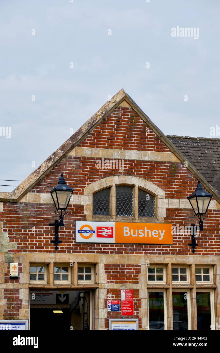 Stazione ferroviaria di Bushey, Hertfordshire, Inghilterra, Regno Unito Foto Stock