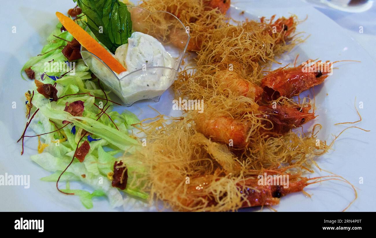 Gamberi, con verdure e salsa, primo piano, cucina, cucina siciliana, Sicilia, Italia, Europa Foto Stock