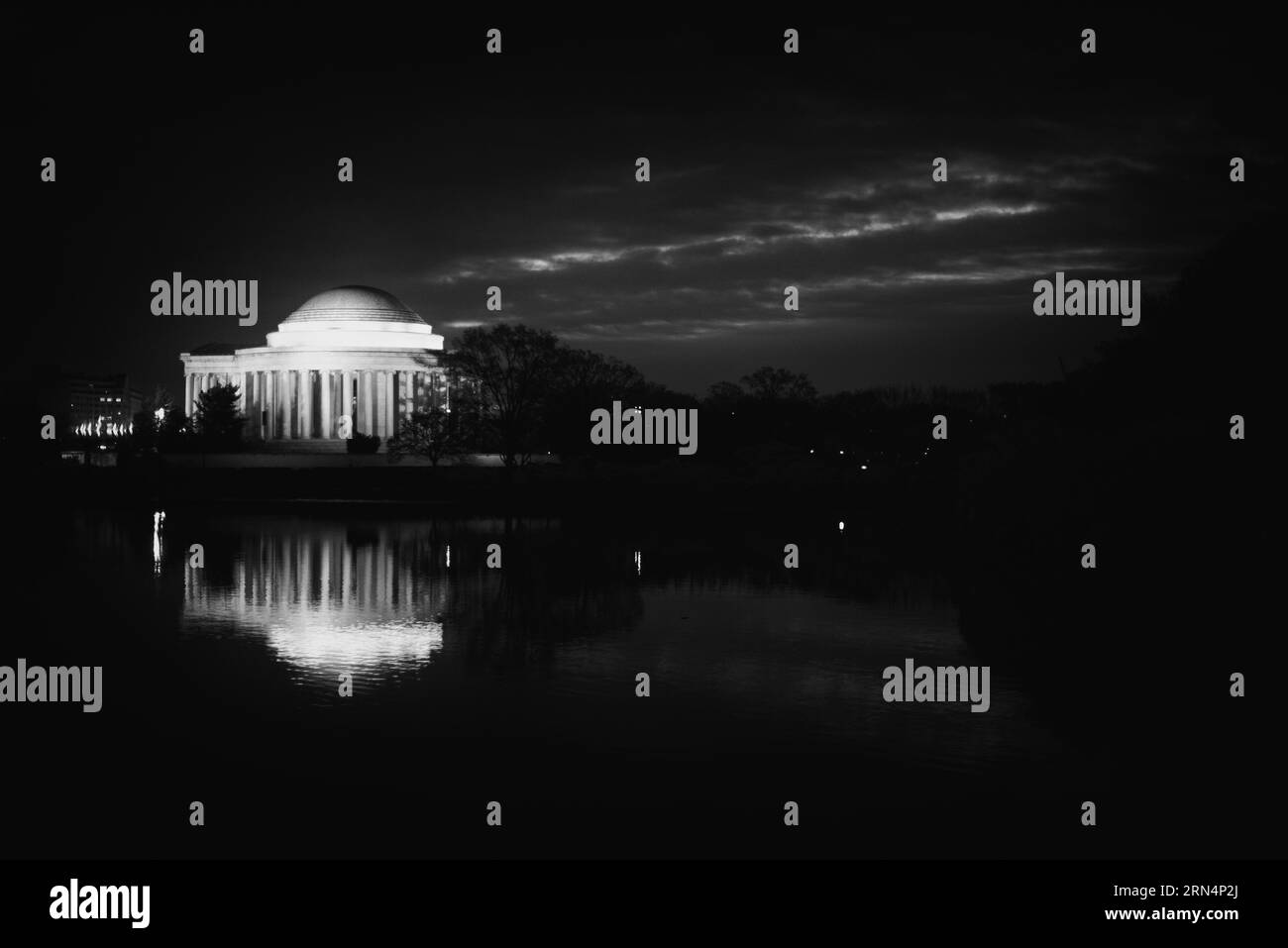 Jefferson Memorial di notte, Washington, D.C. fotografia in bianco e nero che mostra il monumento e il suo riflesso nel bacino delle Tidal. Foto Stock
