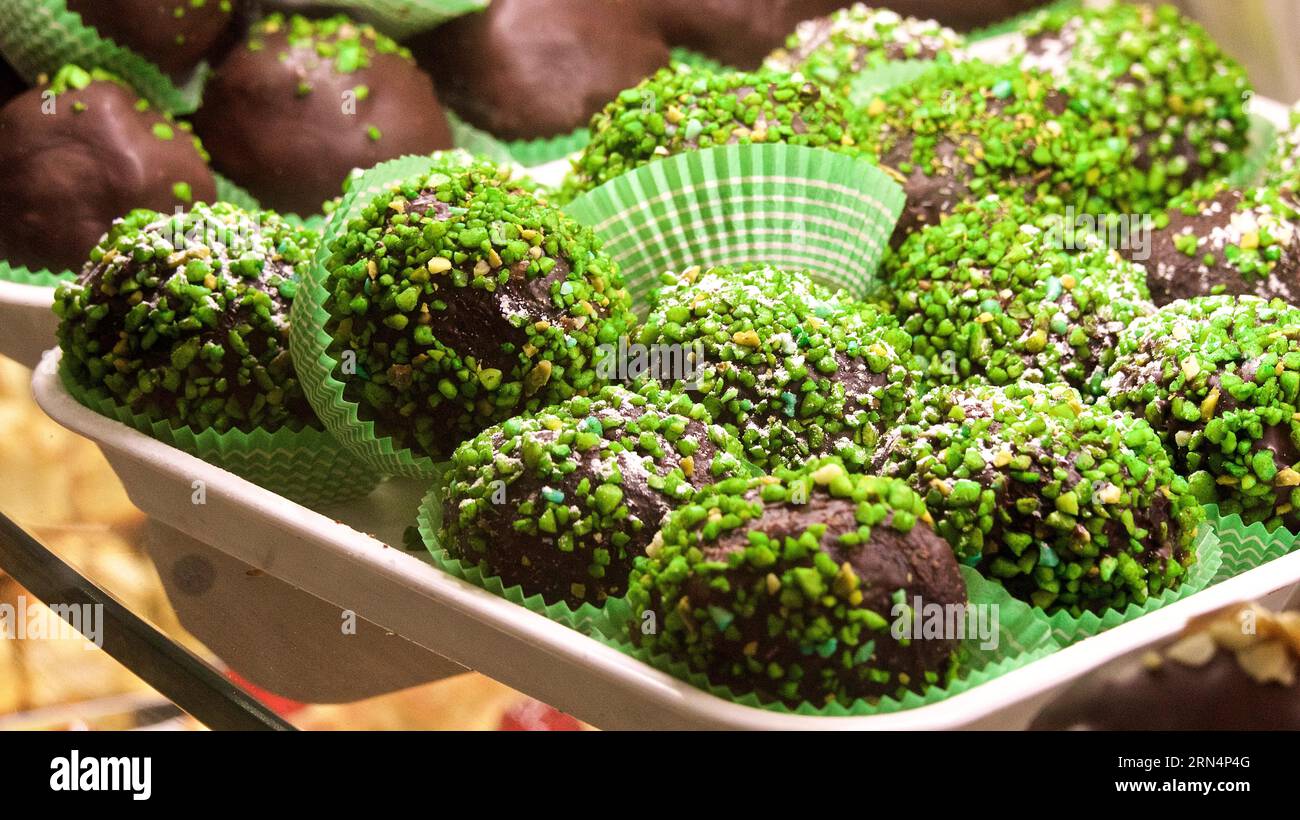 Primo piano, palline di cioccolato con pistacchi, cucina, cucina siciliana, Sicilia, Italia Foto Stock