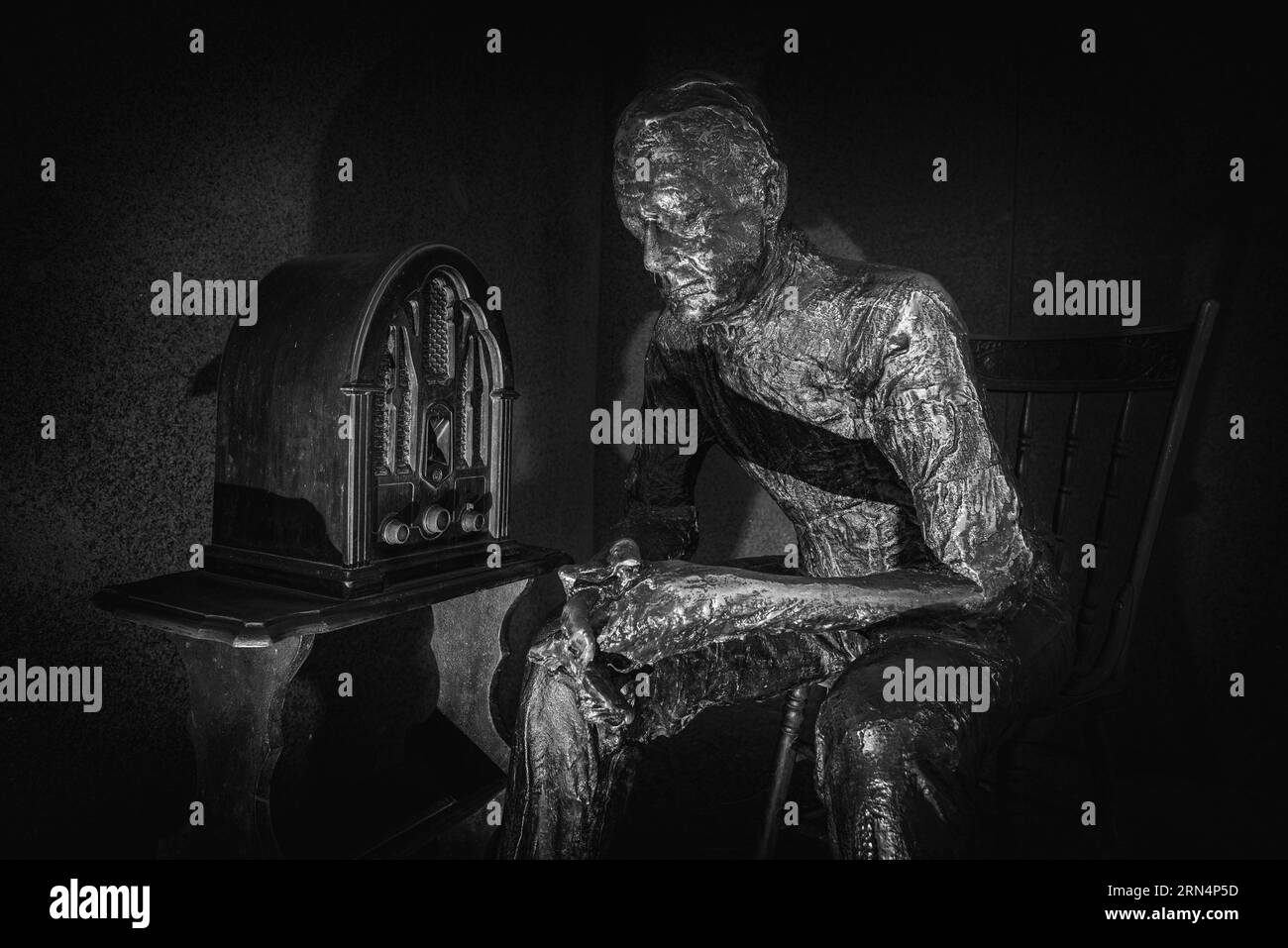 Fireside Chat Sculpture, FDR Memorial, Washington, D.C. la fotografia in bianco e nero mostra una scultura di una figura seduta con una radio vintage. Foto Stock