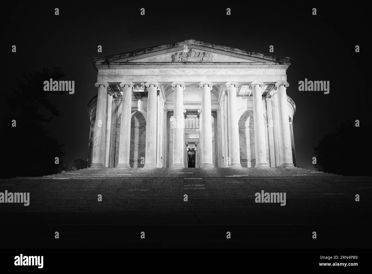 Jefferson Memorial, Washington, D.C. Fotografia in bianco e nero che mostra il monumento illuminato di notte, visto dalla base dei gradini. Foto Stock