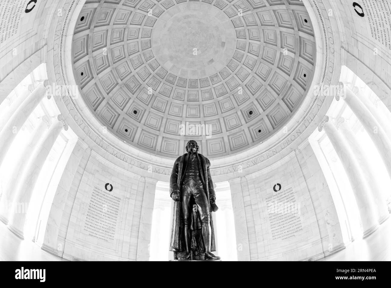 Statua e soffitto di Thomas Jefferson, Jefferson Memorial. Fotografia in bianco e nero che mostra una vista grandangolare verso l'alto della statua e del soffitto a cupola con motivi geometrici. Foto Stock