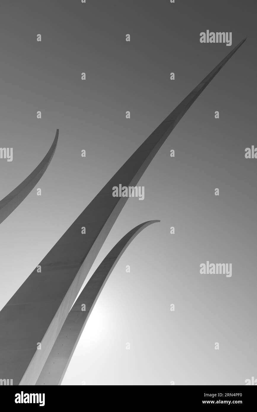 Air Force Memorial Spires, Arlington. Fotografia in bianco e nero che mostra il monumento contro un cielo luminoso, sottolineando le linee verso l'alto delle guglie. Foto Stock
