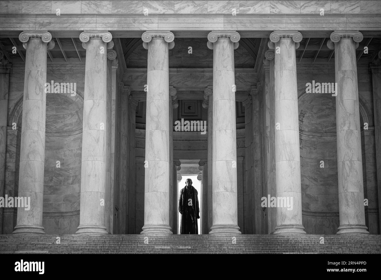 Statua di Thomas Jefferson, Jefferson Memorial, Washington, D.C. Fotografia in bianco e nero che mostra la statua incorniciata da colonne neoclassiche e vista dai gradini che conducono al monumento. Foto Stock