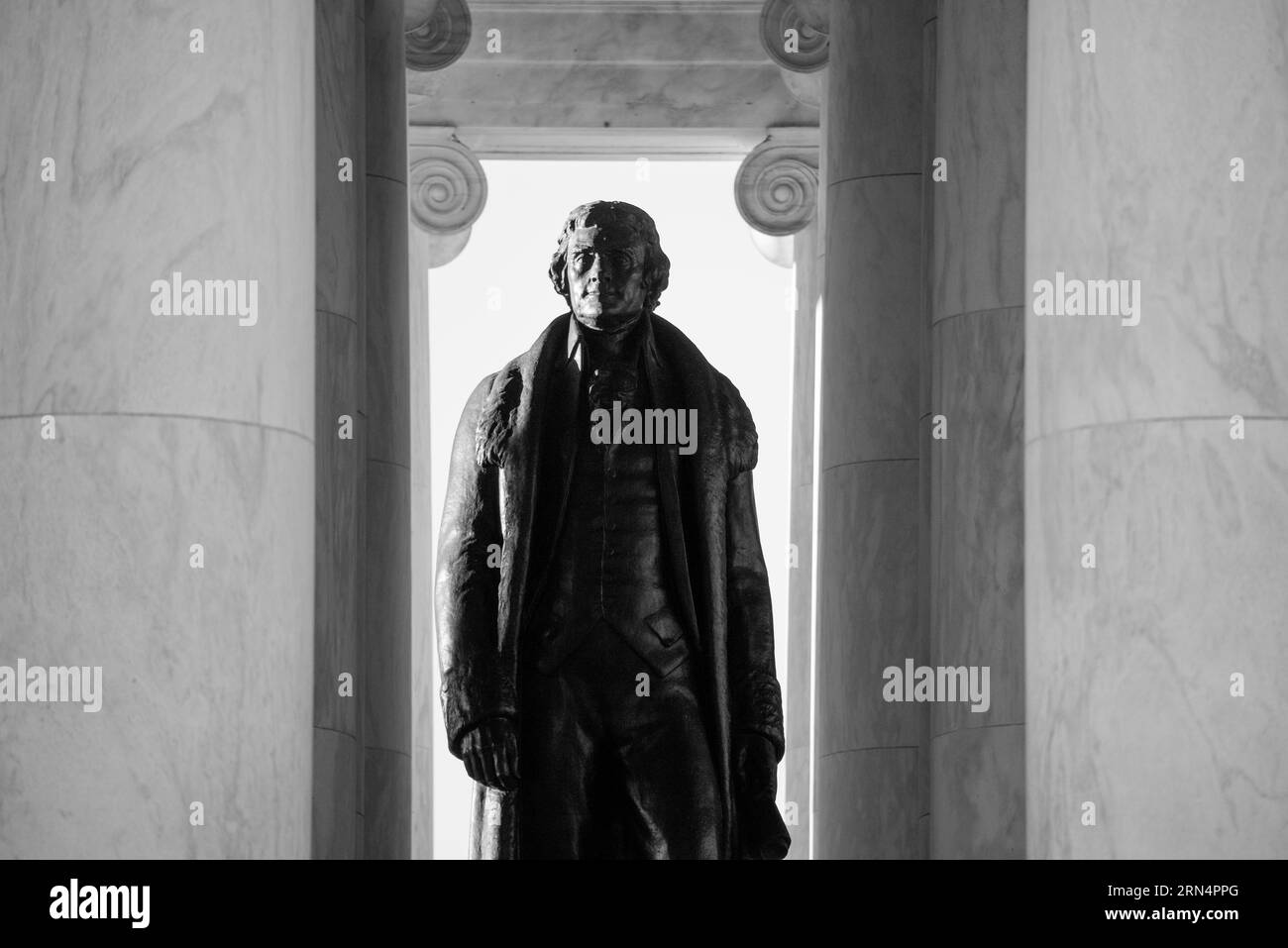 Statua di Thomas Jefferson, Jefferson Memorial, Washington, D.C. Fotografia in bianco e nero che mostra una vista completa della statua incorniciata da colonne neoclassiche. Foto Stock