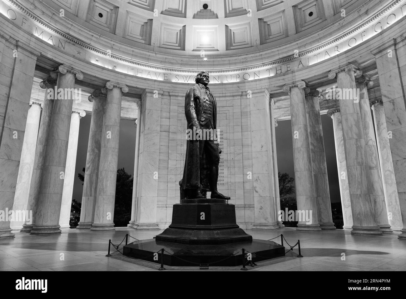 Jefferson Memorial, Tidal Basin, Washington, D.C. Fotografia in bianco e nero che mostra la statua di Thomas Jefferson circondata da colonne neoclassiche. Foto Stock