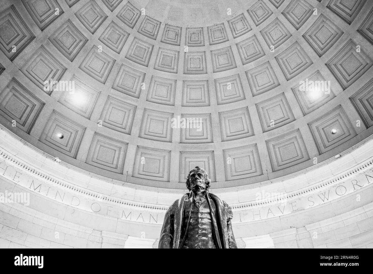 Statua di Thomas Jefferson, Jefferson Memorial, Washington DC. Fotografia in bianco e nero che guarda la statua e il tetto della rotonda. Foto Stock
