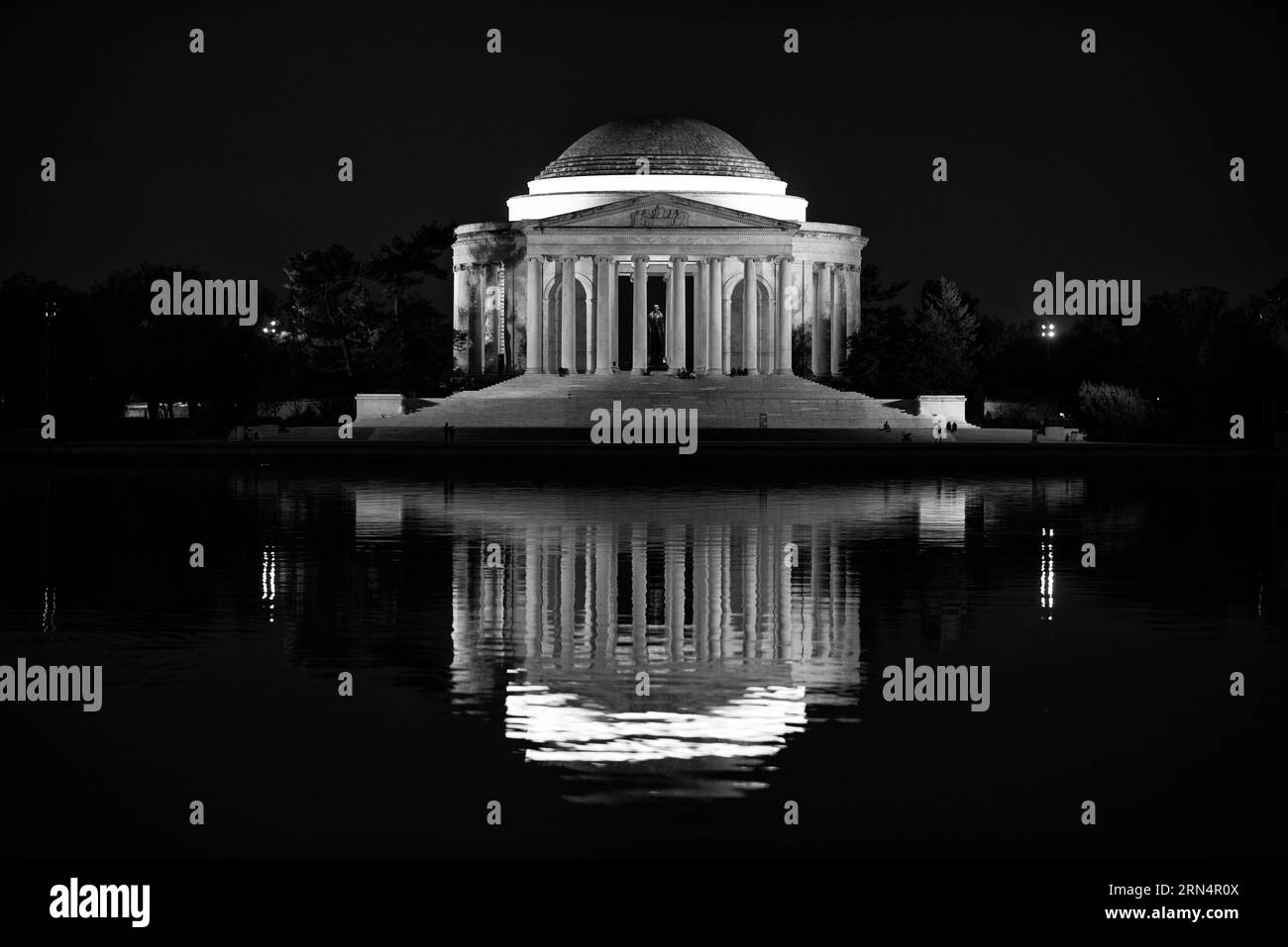 Jefferson Memorial di notte, Washington, D.C. fotografia in bianco e nero che mostra il monumento e il suo riflesso nel bacino delle Tidal. Foto Stock