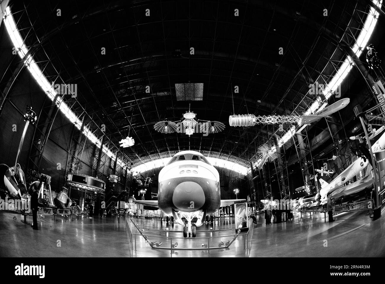 Space Shuttle Enterprise, Smithsonian Air and Space Museum (Dulles), Chantilly. La fotografia in bianco e nero mostra una vista grandangolare dell'esterno della navetta all'interno dell'hangar del museo. Foto Stock