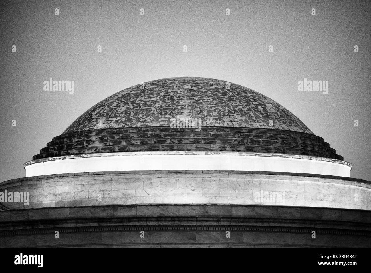 Jefferson Memorial Dome, Tidal Basin, Washington, D.C. Fotografia in bianco e nero che mostra il design neoclassico a strati della cupola contro un cielo luminoso. Foto Stock