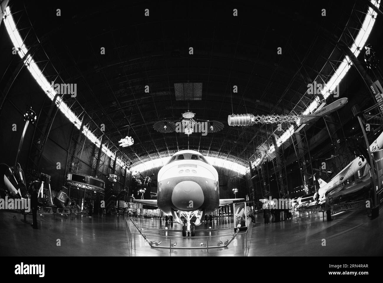 Space Shuttle Enterprise allo Smithsonian Air and Space Museum, Chantilly. Fotografia in bianco e nero con vista grandangolare della navetta e di altre mostre aerospaziali all'interno dell'hangar. Foto Stock