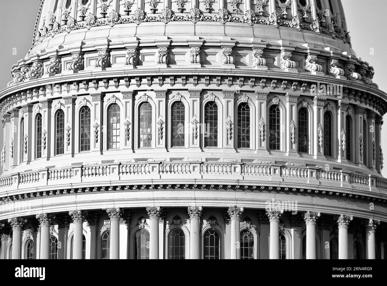 US Capitol Dome, Capitol Hill, Washington DC - foto in bianco e nero | WASHINGTON D.C., Stati Uniti - realizzato in bianco e nero, il guscio in ghisa scanalato e il tamburo colonnato della cupola del Campidoglio degli Stati Uniti si distinguono in un netto contrasto architettonico contro un cielo piatto. Thomas U. Walter progettò la cupola, completata nel 1863 per sostituire la cupola in rame sottodimensionata originale del Campidoglio. Foto Stock