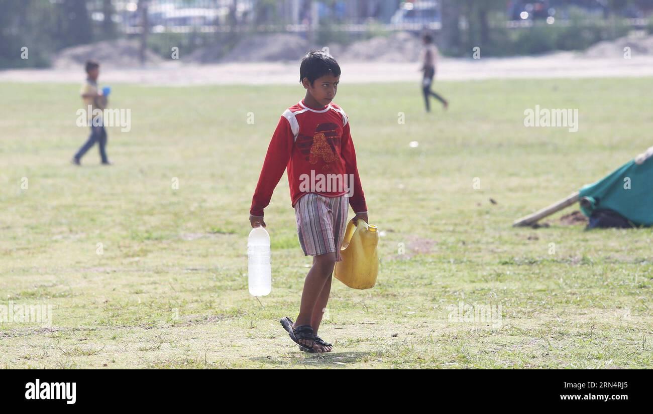 (150528) -- KATHMANDU, 28 maggio 2015 -- Un bambino porta bottiglie d'acqua nella sua tenda presso l'insediamento temporaneo a Kathmandu, capitale del Nepal, il 28 maggio 2015. Il governo del Nepal vieta ai bambini di viaggiare senza genitori o tutori autorizzati per scoraggiare i trafficanti di esseri umani. ) NEPAL-KATHMANDU-EARTHQUAKE-AFTERMATH-CHILDREN-BAN SunilxSharma PUBLICATIONxNOTxINxCHN 150528 Kathmandu maggio 28 2015 un bambino porta bottiglie d'acqua alla sua tenda PRESSO l'insediamento temporaneo a Kathmandu capitale del Nepal IL 28 2015 maggio IL governo nepalese vieta ai bambini di viaggiare senza genitori o Guardiani approvati per scoraggiare l'uomo Foto Stock
