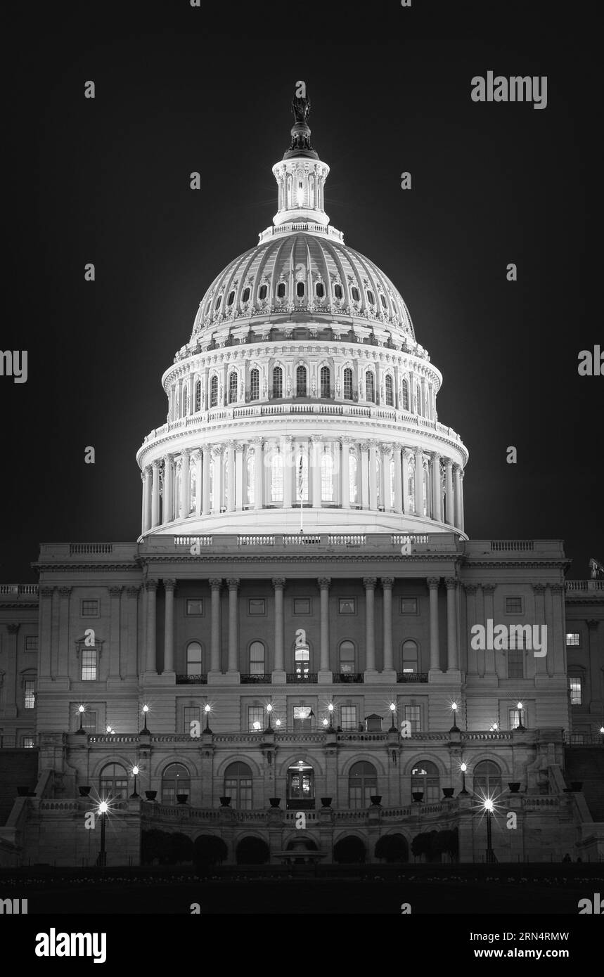 Il Campidoglio DEGLI STATI UNITI di notte, Capitol Hill, Washington, D.C. Fotografia in bianco e nero che mostra la cupola illuminata contro un cielo scuro. Foto Stock