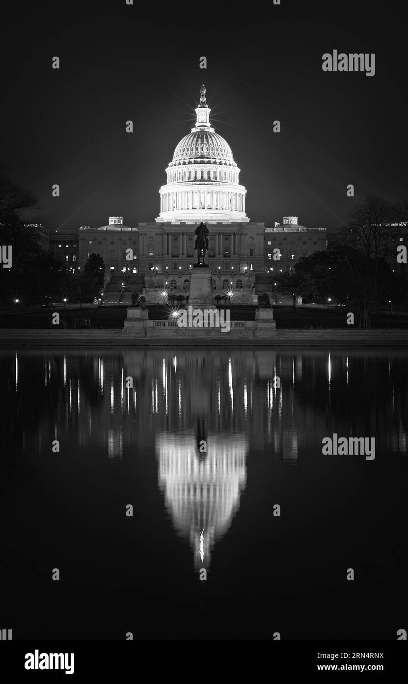 La cupola del Campidoglio DEGLI STATI UNITI di notte, Capitol Hill, Washington DC. Fotografia in bianco e nero che mostra la cupola illuminata e il suo riflesso nella piscina riflettente. Foto Stock