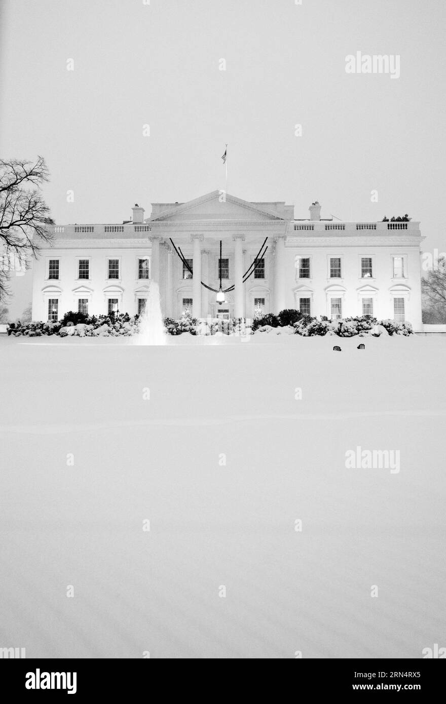 La Casa Bianca durante una tempesta di neve, Washington, D.C. Fotografia in bianco e nero che mostra l'edificio illuminato da terreni innevati. Foto Stock