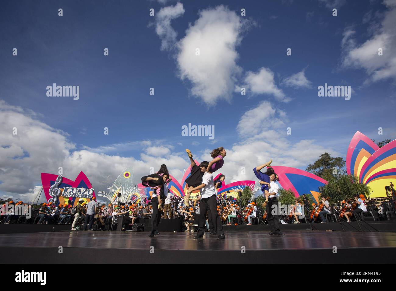 I membri di un'assemblea giovanile di balletto prendono parte ad una prova generale, durante la sesta edizione del Child-Youth Festival Iguazu in Concert , nella città di Puerto Iguazu, Argentina, il 29 maggio 2015. Secondo la stampa locale, oltre 800 giovani suoneranno pezzi del repertorio classico e popolare dei loro paesi, in un incontro di orchestre, cori e un gruppo selezionato di solisti che perfezionano un festival immerso nella foresta pluviale di Misiones e nelle cascate dell'Iguazú. Martin Zabala) (da) ARGENTINA-PUERTO IGUAZU-MUSIC-FESTIVAL e MARTINxZABALA PUBLICATIONxNOTxINxCHN membri di un Ballet Juvenile AS Foto Stock