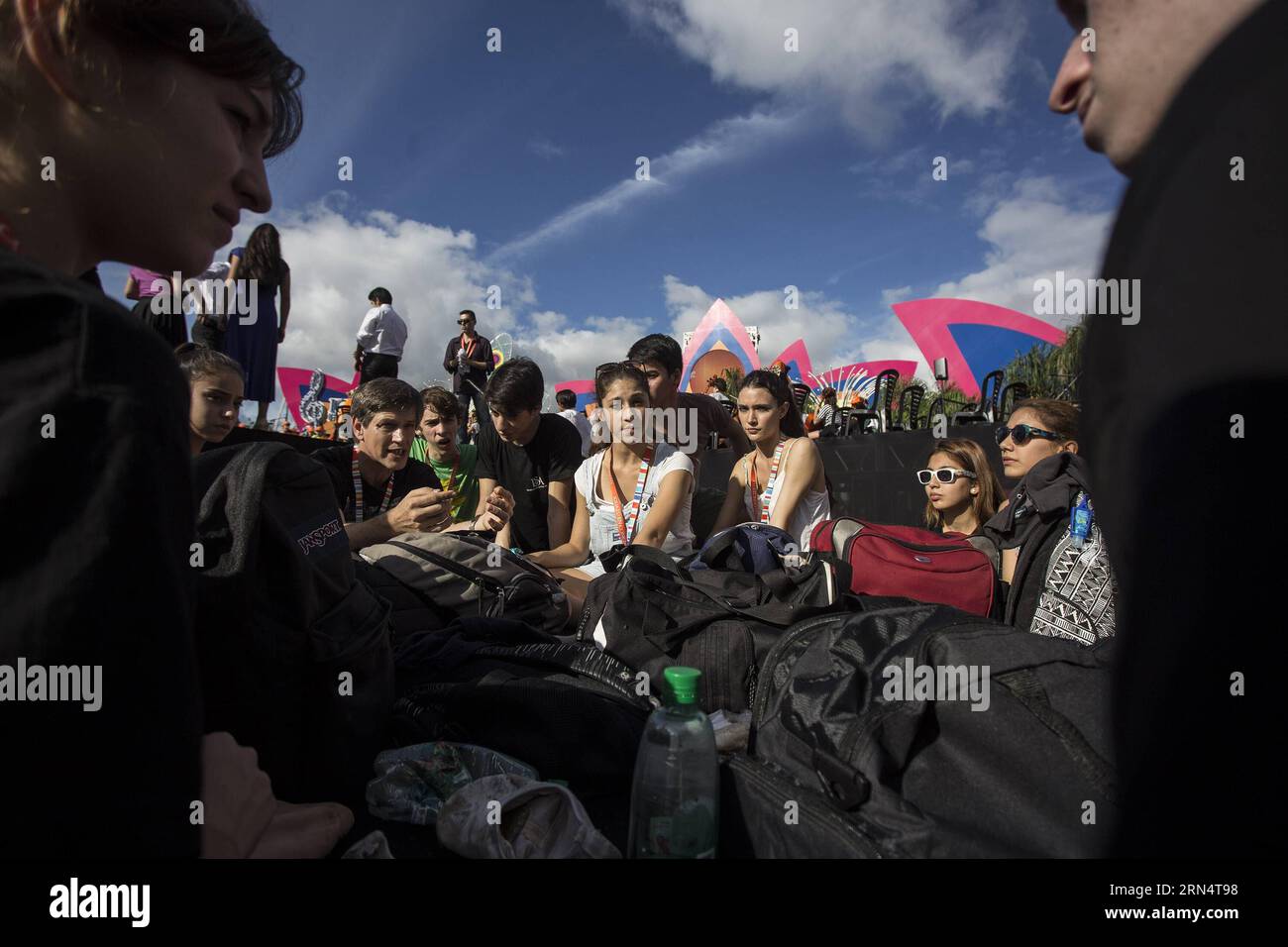 I membri di un'assemblea giovanile di balletto prendono parte ad una prova generale, durante la sesta edizione del Child-Youth Festival Iguazu in Concert , nella città di Puerto Iguazu, Argentina, il 29 maggio 2015. Secondo la stampa locale, oltre 800 giovani suoneranno pezzi del repertorio classico e popolare dei loro paesi, in un incontro di orchestre, cori e un gruppo selezionato di solisti che perfezionano un festival immerso nella foresta pluviale di Misiones e nelle cascate dell'Iguazú. Martin Zabala) (da) ARGENTINA-PUERTO IGUAZU-MUSIC-FESTIVAL e MARTINxZABALA PUBLICATIONxNOTxINxCHN membri di un Ballet Juvenile AS Foto Stock
