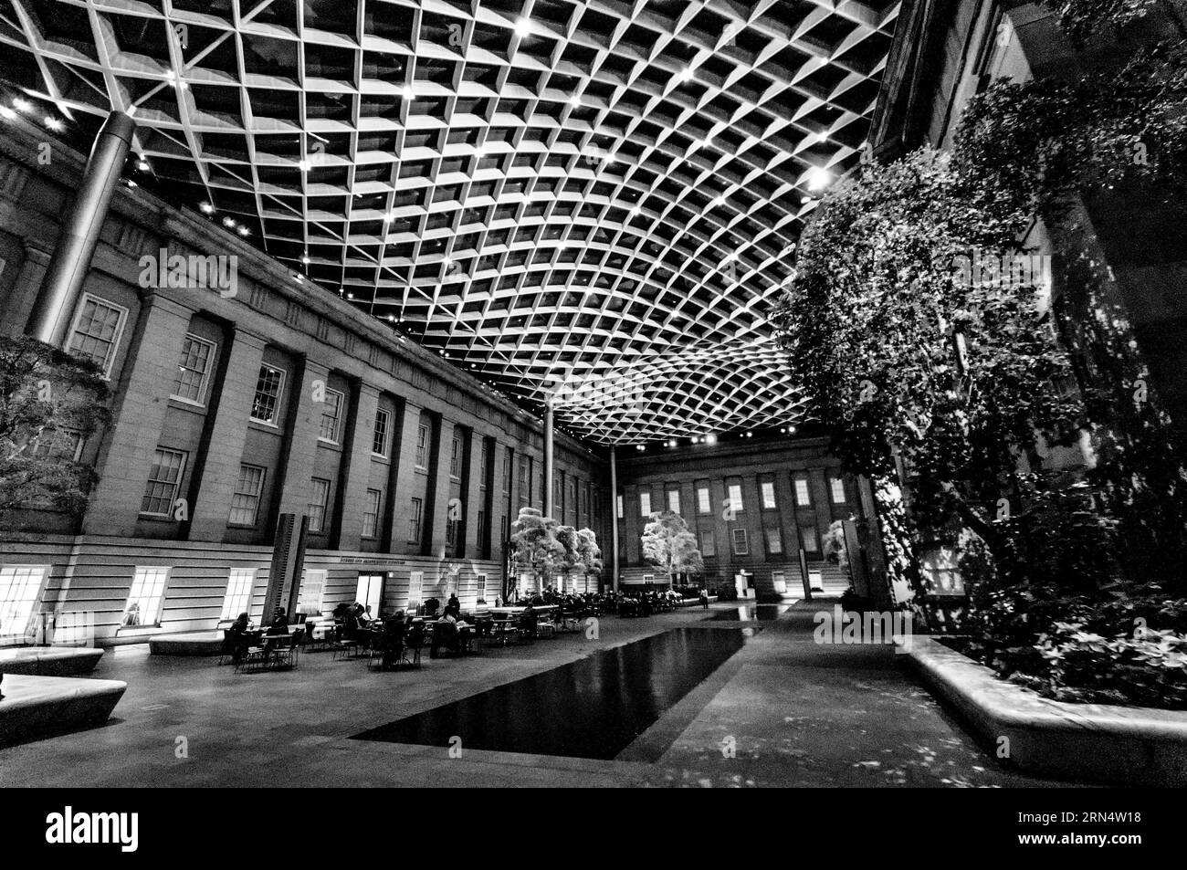 Kogod Courtyard Glass Ceiling, Smithsonian American Art and Portraiture Museum, Washington, D.C. Fotografia in bianco e nero che mostra il cortile con il suo soffitto in vetro a motivi geometrici e l'architettura circostante. Foto Stock
